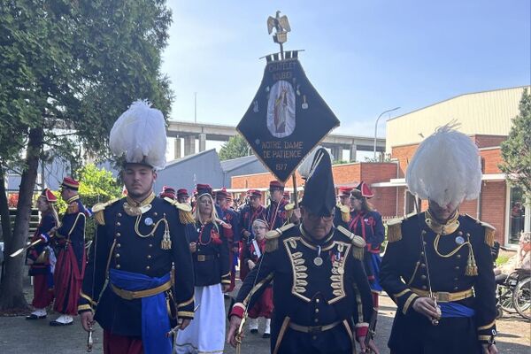 Les marcheurs ont fait une halte au sein de la résidence