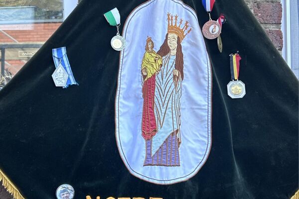Les marcheurs ont fait une halte au sein de la résidence